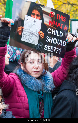 Londra, 23 novembre 2011. Una donna visualizza il messaggio oscuro del suo striscione dopo aver marciato da Downing Street all'ambasciata degli Stati Uniti in segno di protesta contro gli attacchi drone che uccidere civili innocenti. Credito: Paolo Davey/Alamy Live News Foto Stock