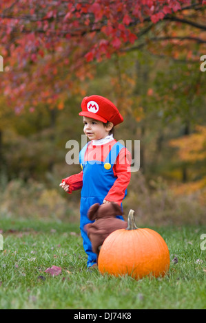 Bambino vestito come Mario per Halloween Foto Stock