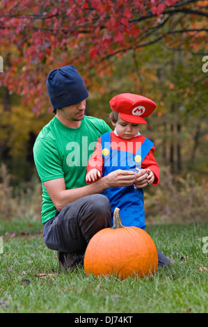 Bambino vestito come Mario con suo padre su Halloween Foto Stock