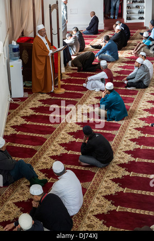 Sud Africa, Cape Town. Una visita di Imam dà il sermone del Venerdì prima delle preghiere al Al-Azhar moschea. Foto Stock