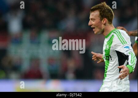 Norimberga, Germania. 23 Nov, 2013. Wolfsburg è Massimiliano Arnold celebra la sua 0-1 obiettivo durante la Bundesliga soccer match tra fc e Norimberga VfL Wolfsburg a Grundig Stadion di Norimberga, Germania, 23 novembre 2013. Foto: ARMIN WEIGEL/dpa (ATTENZIONE: grazie alle linee guida di accreditamento, il DFL consente solo la pubblicazione e utilizzazione di fino a 15 immagini per corrispondenza su internet e nei contenuti multimediali in linea durante la partita.)/dpa/Alamy Live News Foto Stock