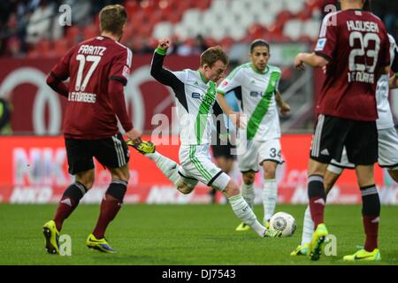 Norimberga, Germania. 23 Nov, 2013. Wolfsburg è Massimiliano Arnold gioca la palla tra Norimberga Mike Frantz e Adam Hlousek durante la Bundesliga soccer match tra fc e Norimberga VfL Wolfsburg a Grundig Stadion di Norimberga, Germania, 23 novembre 2013. Foto: ARMIN WEIGEL/dpa (ATTENZIONE: grazie alle linee guida di accreditamento, il DFL consente solo la pubblicazione e utilizzazione di fino a 15 immagini per corrispondenza su internet e nei contenuti multimediali in linea durante la partita.)/dpa/Alamy Live News Foto Stock