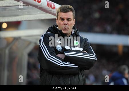 Norimberga, Germania. 23 Nov, 2013. Wolfsburg's allenatore Dieter Hecking è raffigurato durante la Bundesliga soccer match tra fc e Norimberga VfL Wolfsburg a Grundig Stadion di Norimberga, Germania, 23 novembre 2013. Foto: ARMIN WEIGEL/dpa (ATTENZIONE: grazie alle linee guida di accreditamento, il DFL consente solo la pubblicazione e utilizzazione di fino a 15 immagini per corrispondenza su internet e nei contenuti multimediali in linea durante la partita.)/dpa/Alamy Live News Foto Stock