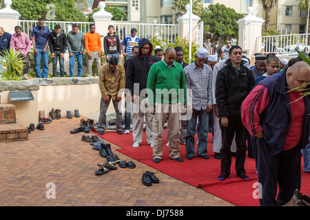 Sud Africa, Cape Town. Gli uomini di pregare presso le preghiere del venerdì presso la moschea Al-Azhar. Foto Stock