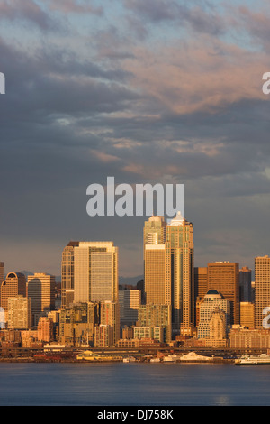 La skyline di Seattle attraverso Elliott Bay da ovest a Seattle, Washington. Foto Stock