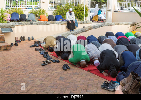 Sud Africa, Cape Town. Gli uomini di pregare presso le preghiere del venerdì presso la moschea Al-Azhar. Foto Stock