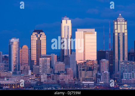 Seattle skyline della città di notte da ovest di Seattle, Washington, Stati Uniti d'America Foto Stock