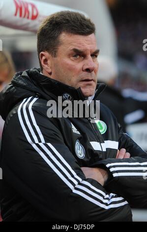 Norimberga, Germania. 23 Nov, 2013. Wolfsburg's allenatore Dieter Hecking è raffigurato durante la Bundesliga soccer match tra fc e Norimberga VfL Wolfsburg a Grundig Stadion di Norimberga, Germania, 23 novembre 2013. Foto: ARMIN WEIGEL/dpa (ATTENZIONE: grazie alle linee guida di accreditamento, il DFL consente solo la pubblicazione e utilizzazione di fino a 15 immagini per corrispondenza su internet e nei contenuti multimediali in linea durante la partita.)/dpa/Alamy Live News Foto Stock