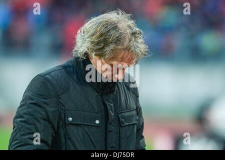 Norimberga, Germania. 23 Nov, 2013. Di Norimberga allenatore Dieter Hecking è raffigurato durante la Bundesliga soccer match tra fc e Norimberga VfL Wolfsburg a Grundig Stadion di Norimberga, Germania, 23 novembre 2013. Foto: ARMIN WEIGEL/dpa (ATTENZIONE: grazie alle linee guida di accreditamento, il DFL consente solo la pubblicazione e utilizzazione di fino a 15 immagini per corrispondenza su internet e nei contenuti multimediali in linea durante la partita.)/dpa/Alamy Live News Foto Stock