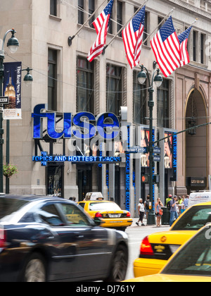 Scena di strada sulla Settima Avenue fuori dalla Penn Station, NYC Foto Stock