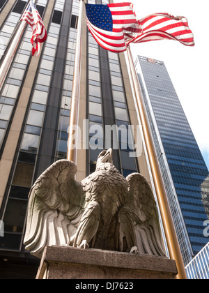 La Penn Station, in pietra originale statua Eagle, NYC, STATI UNITI D'AMERICA Foto Stock