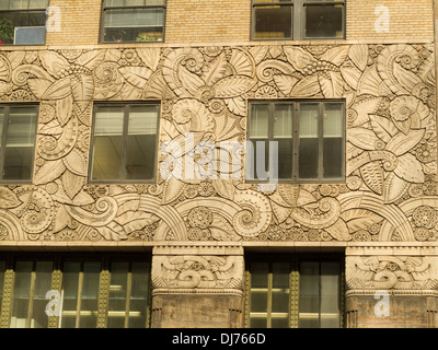 Terra-cotta fregio del Chanin Building, New York Foto Stock