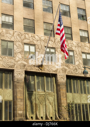 Terra-cotta fregio del Chanin Building, New York Foto Stock