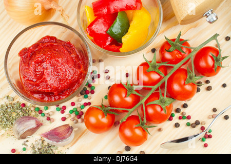 Ingredienti per rendere la salsa di pomodoro e peperone, vegetali e spice sul bordo di taglio Foto Stock