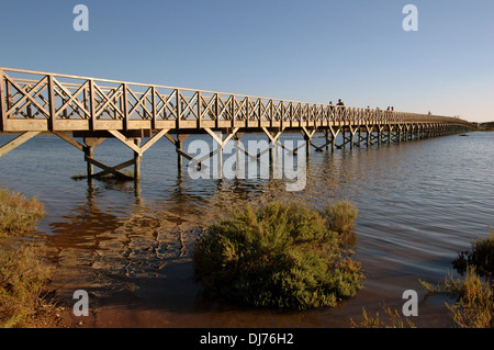 Ponte in legno sul velme a Quinta do Lago Lago in Algarve Portogallo meridionale Foto Stock