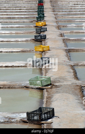 Saline fossati di qualità premium sale di mare situato sulla costa atlantica all'interno dell'area protetta "Ria Formosa' e "Sapal de Castro Marim' riserve naturali vicino alla città di Tavira in Algarve la regione più meridionale del Portogallo Foto Stock