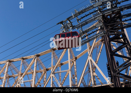 Tram alla Ed Koch Queensboro Bridge attraversa l'East River, NYC Foto Stock