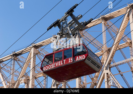 Tram alla Ed Koch Queensboro Bridge attraversa l'East River, NYC Foto Stock