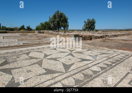 Antico mosaico di pavimento di una storica villa romana nel sito romano di Cerro da Vila situato vicino alla città di Quarteira, nel comune di Loule, in Algarve la regione più meridionale del Portogallo Foto Stock