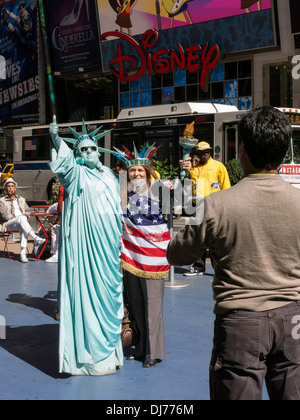 Statua della Libertà artista di strada e il turista posano per una fotografia, Times Square , New York, Stati Uniti d'America Foto Stock