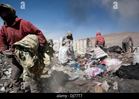 Apr 29, 2012 - Ulaanbaatar, in Mongolia - I residenti dei quartieri ger raccogliere e riciclabili resellable materiali provenienti da una discarica di rifiuti in Ulaanbaatar. La disoccupazione in ger distretti si aggira intorno al 16%. Pastorale mongola herders costituiscono uno dei più grandi del mondo rimanenti culture nomadi. Per millenni hanno vissuto nelle steppe, pascolare il loro bestiame sui lussureggianti prati. Ma oggi il loro stile di vita tradizionale è a rischio su più fronti. A fianco di un rapido cambiamento del panorama economico, il cambiamento climatico e la desertificazione sono anche minacciando di vita nomade, uccidendo entrambi mandria Foto Stock