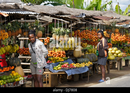 Sul ciglio della strada i venditori di frutta, Madagascar Foto Stock