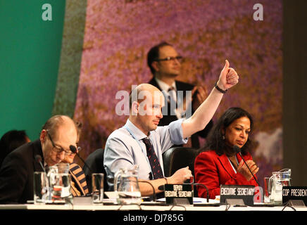 (131123) -- Varsavia, nov. 23, 2013 (Xinhua) -- Marcin KOROLEC (C), presidente di COP19/CMP9, dà un thumps-fino alla plenaria di chiusura del 2013 Conferenza delle Nazioni Unite sui cambiamenti climatici a Varsavia, Polonia, il nov. 23, 2013. Le Nazioni Unite negoziati sul clima di sabato hanno concordato su alcuni grandi principi a Varsavia per un nuovo global patto per il clima a causa di essere concordate in 2015 ed entrare in vigore dopo il 2020. (Xinhua/Zhang ventola) Foto Stock