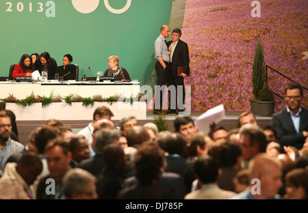 (131123) -- Varsavia, nov. 23, 2013 (Xinhua) -- delegati discutere durante la plenaria di chiusura del 2013 Conferenza delle Nazioni Unite sui cambiamenti climatici a Varsavia, Polonia, il nov. 23, 2013. Le Nazioni Unite negoziati sul clima di sabato hanno concordato su alcuni grandi principi a Varsavia per un nuovo global patto per il clima a causa di essere concordate in 2015 ed entrare in vigore dopo il 2020. (Xinhua/Zhang ventola) Foto Stock