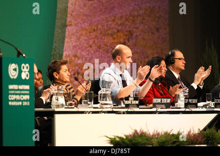 (131123) -- Varsavia, nov. 23, 2013 (Xinhua) -- Marcin KOROLEC (terza R), presidente di COP19/CMP9, applaude con delegati in occasione della plenaria di chiusura del 2013 Conferenza delle Nazioni Unite sui cambiamenti climatici a Varsavia, Polonia, il nov. 23, 2013. Le Nazioni Unite negoziati sul clima di sabato hanno concordato su alcuni grandi principi a Varsavia per un nuovo global patto per il clima a causa di essere concordate in 2015 ed entrare in vigore dopo il 2020. (Xinhua/Zhang ventola) Foto Stock