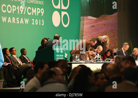 (131123) -- Varsavia, nov. 23, 2013 (Xinhua) -- delegati discutere durante la plenaria di chiusura del 2013 Conferenza delle Nazioni Unite sui cambiamenti climatici a Varsavia, Polonia, il nov. 23, 2013. Le Nazioni Unite negoziati sul clima di sabato hanno concordato su alcuni grandi principi a Varsavia per un nuovo global patto per il clima a causa di essere concordate in 2015 ed entrare in vigore dopo il 2020. (Xinhua/Zhang ventola) Foto Stock