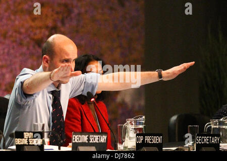 (131123) -- Varsavia, nov. 23, 2013 (Xinhua) -- Marcin KOROLEC, presidente di COP19/CMP9, assiste la plenaria di chiusura del 2013 Conferenza delle Nazioni Unite sui cambiamenti climatici a Varsavia, Polonia, il nov. 23, 2013. Le Nazioni Unite negoziati sul clima di sabato hanno concordato su alcuni grandi principi a Varsavia per un nuovo global patto per il clima a causa di essere concordate in 2015 ed entrare in vigore dopo il 2020. (Xinhua/Zhang ventola) Foto Stock