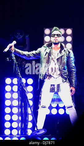 Las Vegas, Nevada, USA. 23 Nov, 2013. R&B cantante MIGUEL esegue durante la " Vuoi un Tour in concerto al MGM Grand Arena. Credito: Marcel Thomas/ZUMAPRESS.com/Alamy Live News Foto Stock