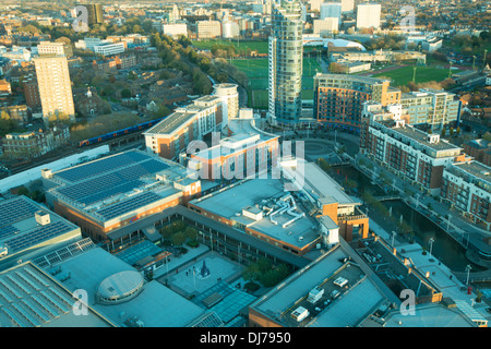 Vista da Portsmouth Spinnaker Tower oltre il Gunwharf Quays shopping centre Foto Stock