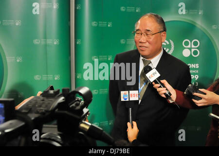 (131123) -- Varsavia, nov. 23, 2013 (Xinhua) -- Xie Zhenhua (R), il capo della delegazione cinese, parla ai media dopo la plenaria di chiusura del 2013 Conferenza delle Nazioni Unite sui cambiamenti climatici a Varsavia, Polonia, il nov. 23, 2013. (Xinhua/Jiang Yan) Foto Stock