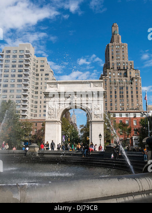 Washington Square Arch e fontana, Washington Square Park, Greenwich Village, NYC Foto Stock