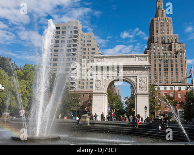 Washington Square Arch e fontana, Washington Square Park, Greenwich Village, NYC Foto Stock