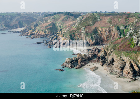 Una vista di Petit Bot Bay sulla costa sud dell'isola di Guernsey, Isole del Canale da Icart Point Foto Stock