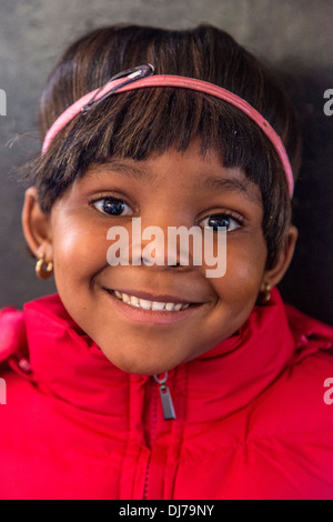 Sud Africa, Cape Town. Bambina in una giornata-struttura di cura per i bambini piccoli. Foto Stock