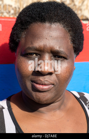 Sud Africa, Cape Town. Donna Xhosa gruppo etnico, Manager di una giornata per i bambini-struttura di cura. Foto Stock