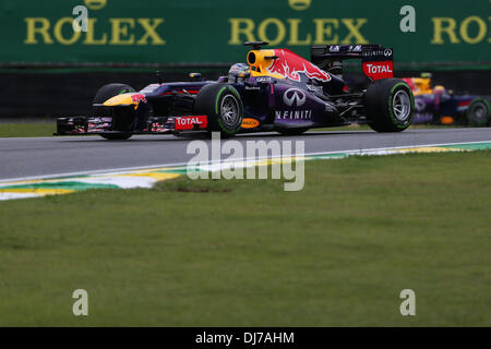 (131124) -- SAO PAULO, nov. 24, 2013 (Xinhua) -- Red Bull Racing driver Sebastian Vettel di Germania spinge la sua vettura durante la sessione di qualifiche del 2013 Formula Uno Gran Premio del Brasile sul circuito di Interlagos in Sao Paulo, Brasile, nov. 23, 2013. Sebastian Vettel si è classificato primo con 1 minuto 26 secondi 479. (Xinhua/Xu Zijian) Foto Stock