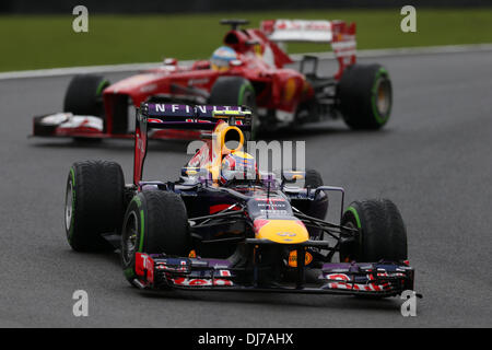 (131124) -- SAO PAULO, nov. 24, 2013 (Xinhua) -- il pilota Red Bull Mark Webber spinge la sua vettura durante la sessione di qualifiche del 2013 Formula Uno Gran Premio del Brasile sul circuito di Interlagos in Sao Paulo, Brasile, nov. 23, 2013. Mark Webber si è classificato quarto con 1 minuto 27 secondo 572. (Xinhua/Xu Zijian) Foto Stock