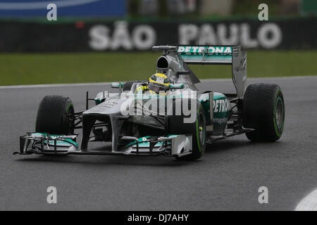 (131124) -- SAO PAULO, nov. 24, 2013 (Xinhua) -- driver Mercedes Nico Rosberg guida la sua vettura durante la sessione di qualifiche del 2013 Formula Uno Gran Premio del Brasile sul circuito di Interlagos in Sao Paulo, Brasile, nov. 23, 2013. Nico Rosberg si è classificato al secondo posto con 1 minuto 27 secondi 102. (Xinhua/Xu Zijian) Foto Stock