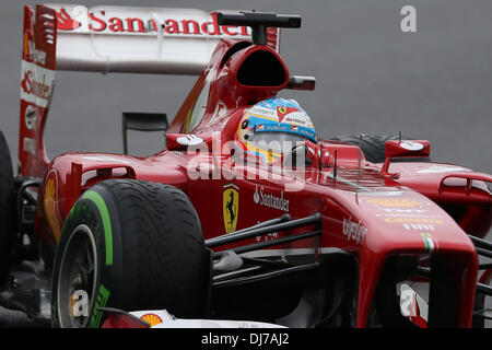 (131124) -- SAO PAULO, nov. 24, 2013 (Xinhua) -- driver Ferrari Fernando Alonso spinge la sua vettura durante la sessione di qualifiche del 2013 Formula Uno Gran Premio del Brasile sul circuito di Interlagos in Sao Paulo, Brasile, nov. 23, 2013. Fernando Alonso si è classificato terzo con 1 minuto 27 secondi 539. (Xinhua/Xu Zijian) Foto Stock