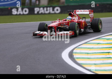 (131124) -- SAO PAULO, nov. 24, 2013 (Xinhua) -- driver Ferrari Fernando Alonso spinge la sua vettura durante la sessione di qualifiche del 2013 Formula Uno Gran Premio del Brasile sul circuito di Interlagos in Sao Paulo, Brasile, nov. 23, 2013. Fernando Alonso si è classificato terzo con 1 minuto 27 secondi 539. (Xinhua/Xu Zijian) Foto Stock