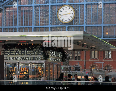 St Pancras Station Interior Camden Londra Inghilterra Regno Unito, incluso Searchys Champagne bar Foto Stock