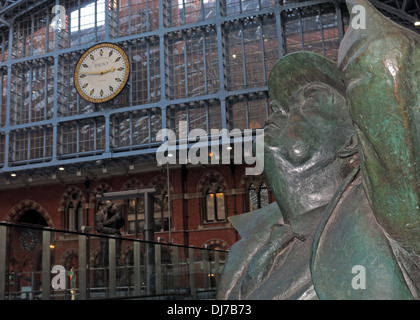 Stazione di St Pancras interno Camden Londra Inghilterra orologio britannico e Sir John Beteman statua, guardando in alto Foto Stock