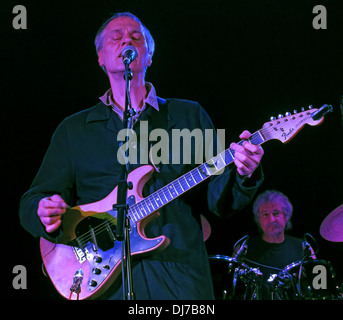 Con base a New York, televisiva dal vivo presso la Accademia di Manchester 17 Novembre 2013 - Tom Verlaine con il parafango jazzmaster chitarra Foto Stock