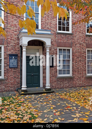 Warrington Academy in autunno, Bridge Street, Cheshire, Inghilterra, Regno Unito Foto Stock