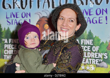 Londra REGNO UNITO 23 Nov 2013 : Katherine Parkinsonay assiste il Gruffalo prestazioni VIP, al Lyric Theatre, Londra. Foto Stock