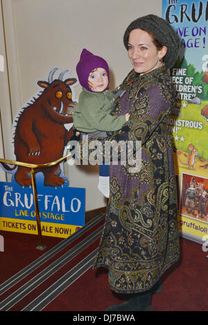 Londra REGNO UNITO 23 Nov 2013 : Katherine Morbo di Parkinson assiste il Gruffalo prestazioni VIP, al Lyric Theatre, Londra. Foto Stock